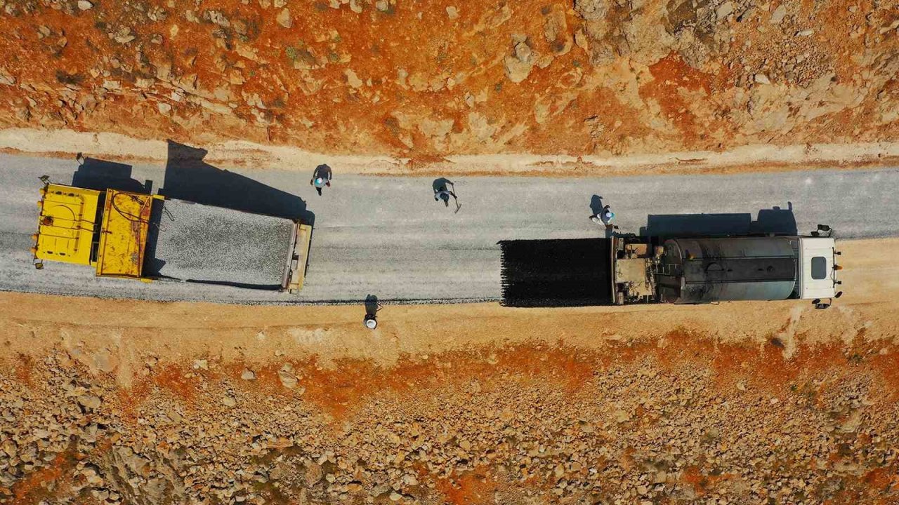 Malatya Büyükşehir Belediyesi’nin kırsaldaki yol mesaisi sürüyor
