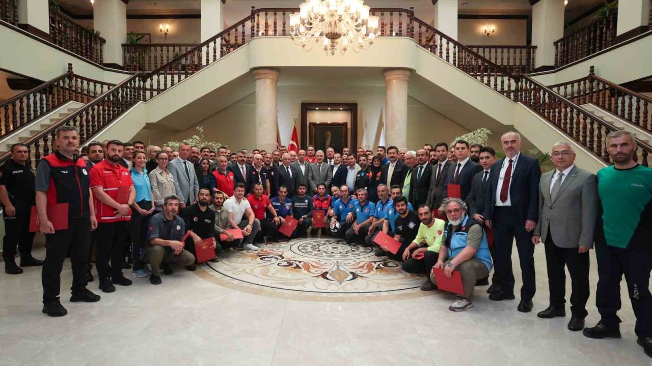 Vali Ayyıldız’dan kahramanlara teşekkür belgesi