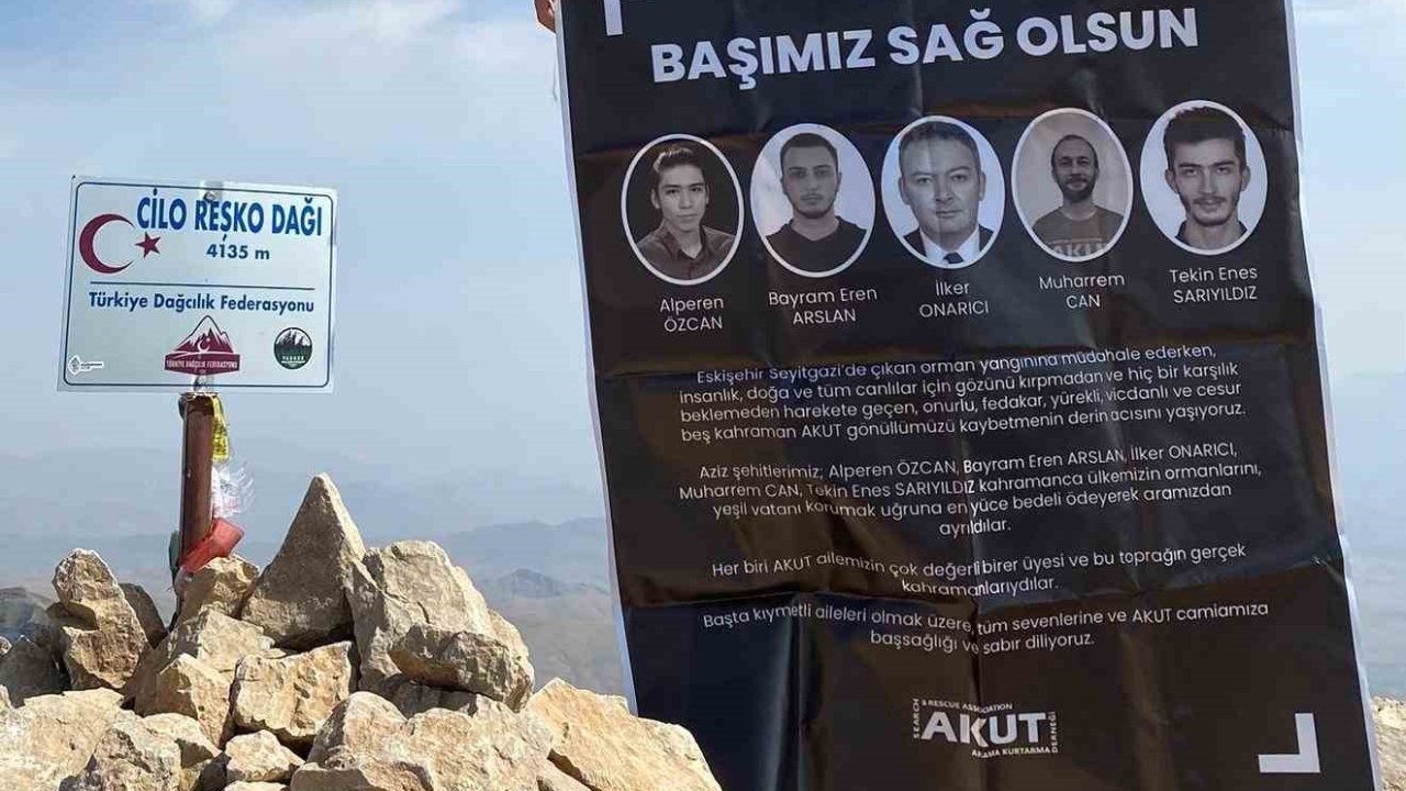 AKUT Manisa gönüllüsü 4 bin 135 metrede orman şehitlerini andı