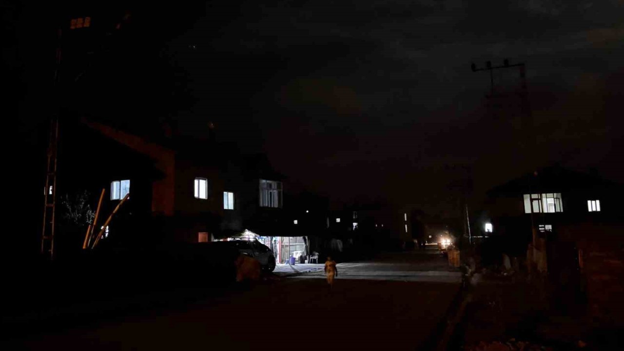 Yüksekova’da karanlık sokak tepkilere neden oldu