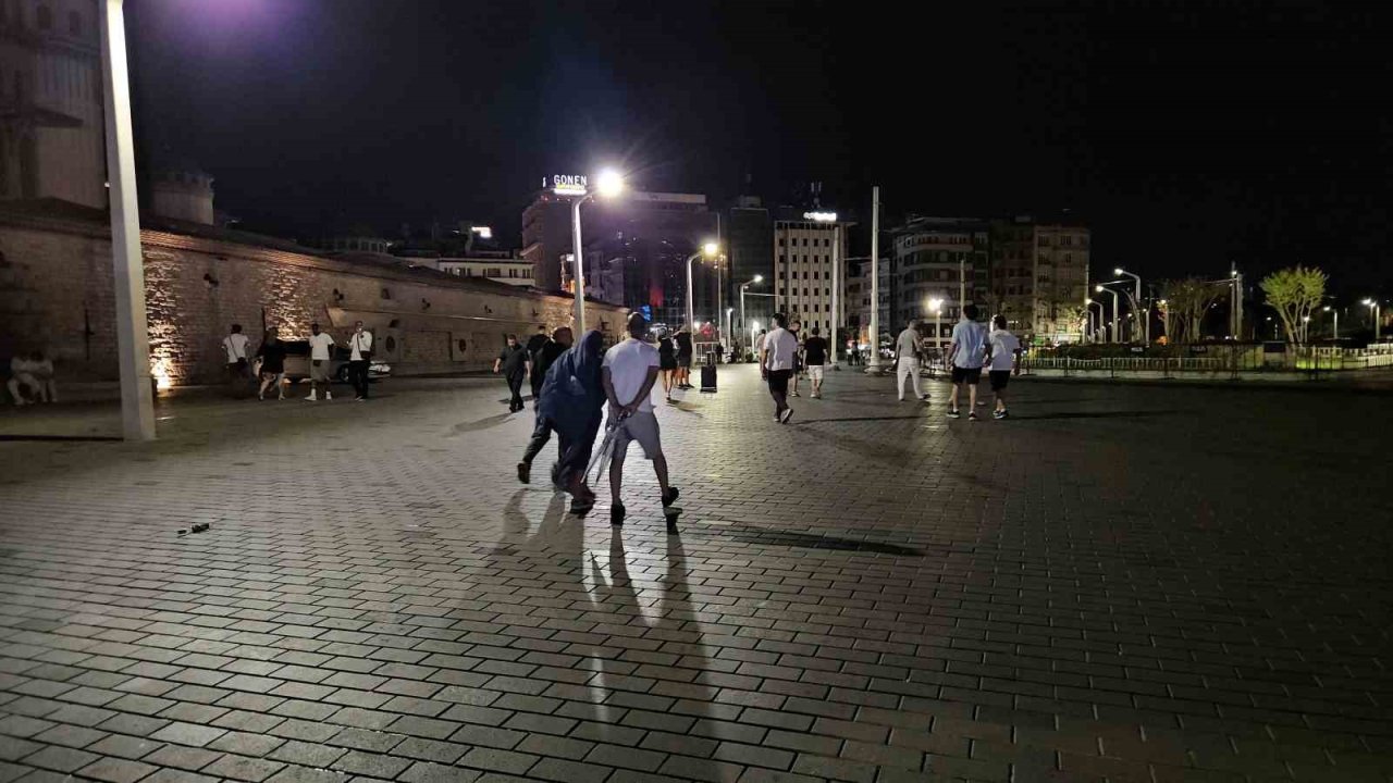 İstanbul’da şimşekler geceyi aydınlattı