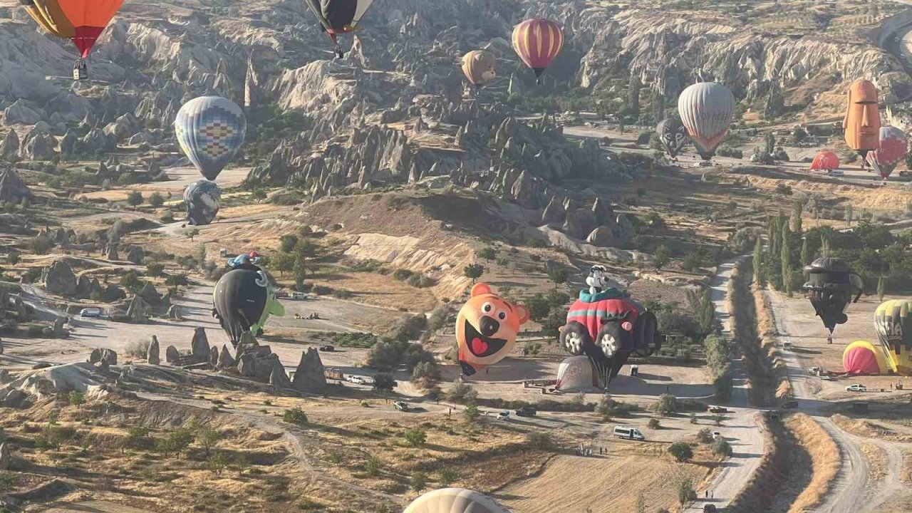 Kapadokya’da Balon Festivali başladı: 27 ülkeden 38 balon gökyüzünü süsledi
