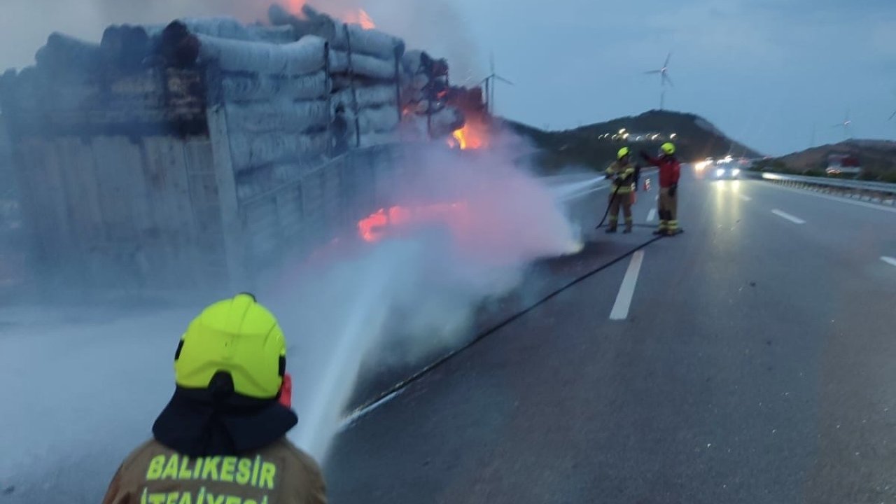 Tomruk yüklü tırda yangın paniği