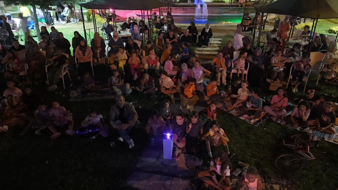 Bayırköy’de yaz akşamları açık hava sinemasıyla şenleniyor