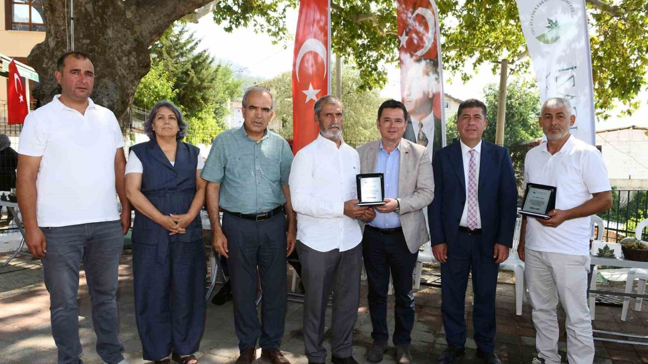 Osmangazi’nin gönüllü temizlik elçilerine teşekkür plaketi