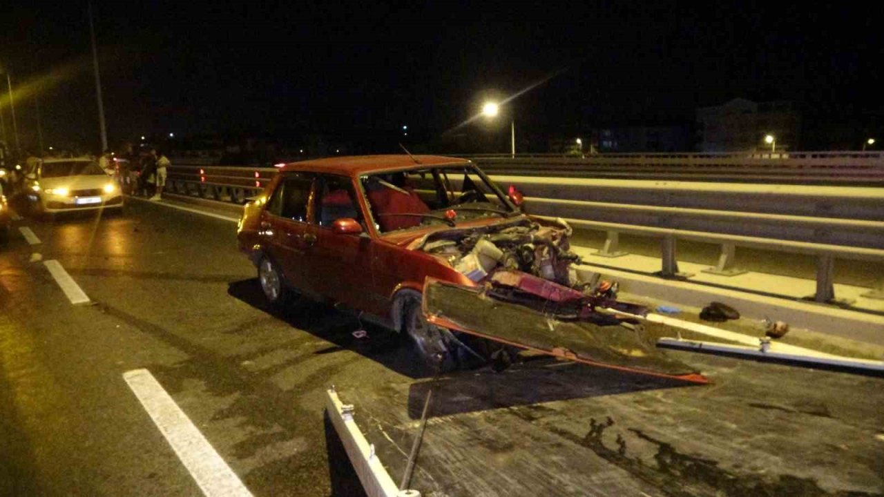 Antalya’da aynı yerde iki ayrı kaza 2 kişinin yaralanmasına, trafiğin de 2 saat kapanmasına neden oldu