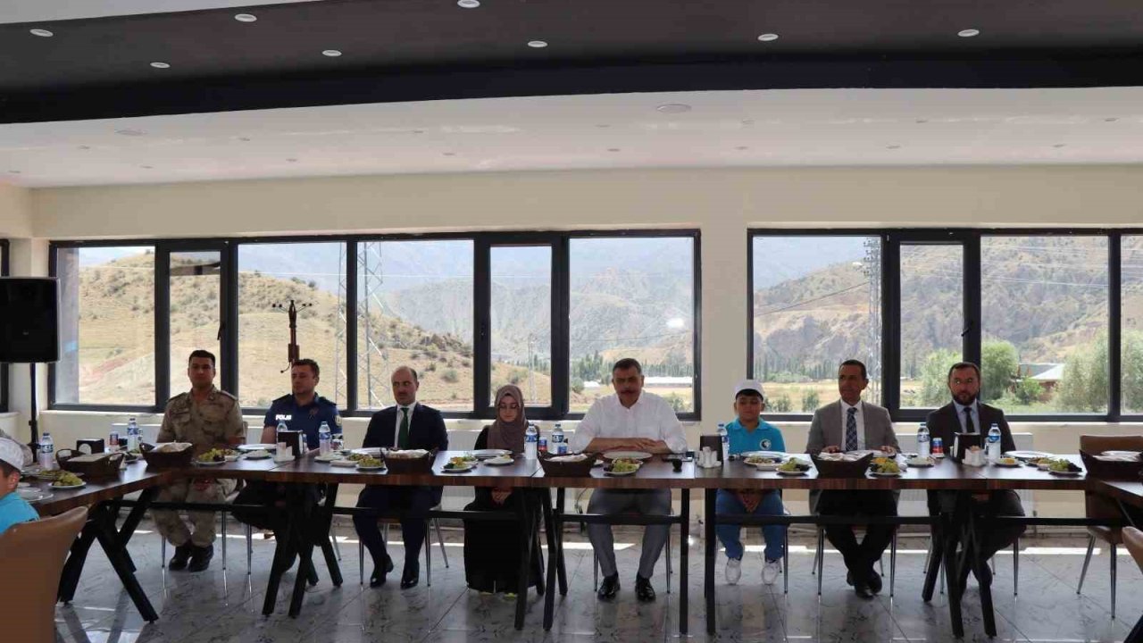 Kuran Kursu öğrencilerine cağ kebabı ikramı