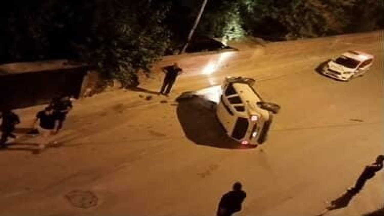 Elazığ’da park halinde araçlara çarpan otomobil devrildi: 1 yaralı