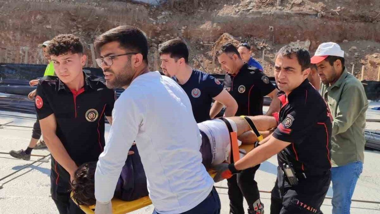 Vücuduna demir saplanan işçiyi itfaiye ekibi kurtardı