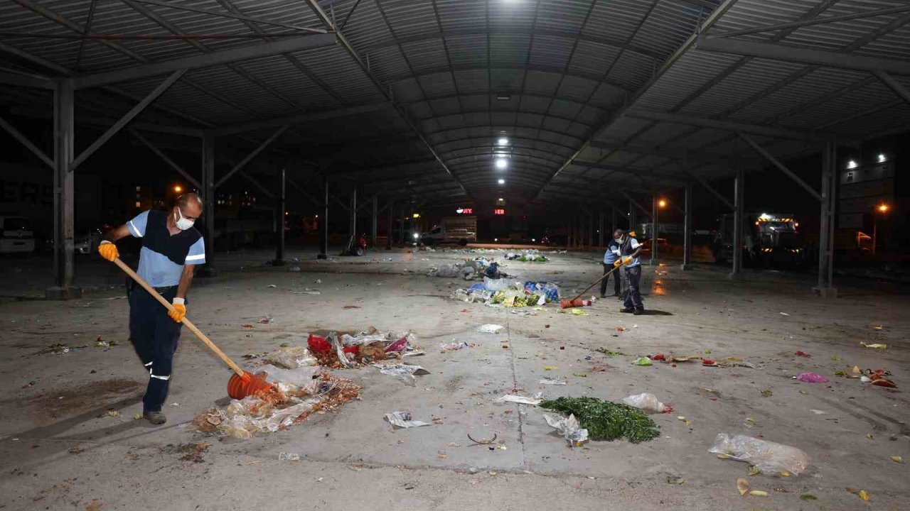 Akdeniz’de pazar yerleri yıkanıyor, çöp konteynerleri dezenfekte ediliyor