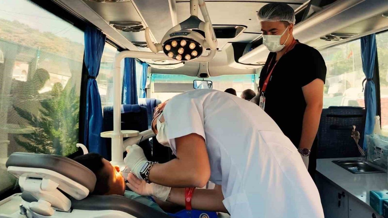 İzmir’de "İşimiz dişleriniz" projesiyle gülümseten hizmet