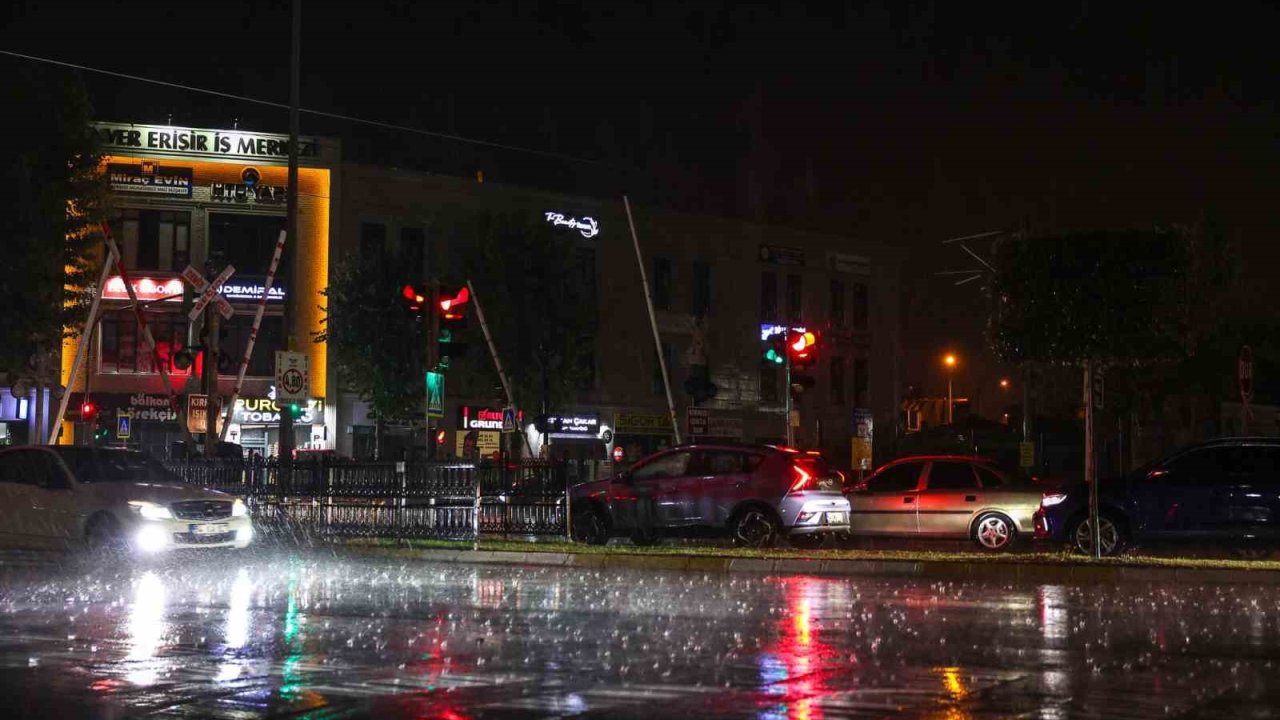 Akşam saatlerinde etkili olan sağanak 45 kilogram yağış bıraktı