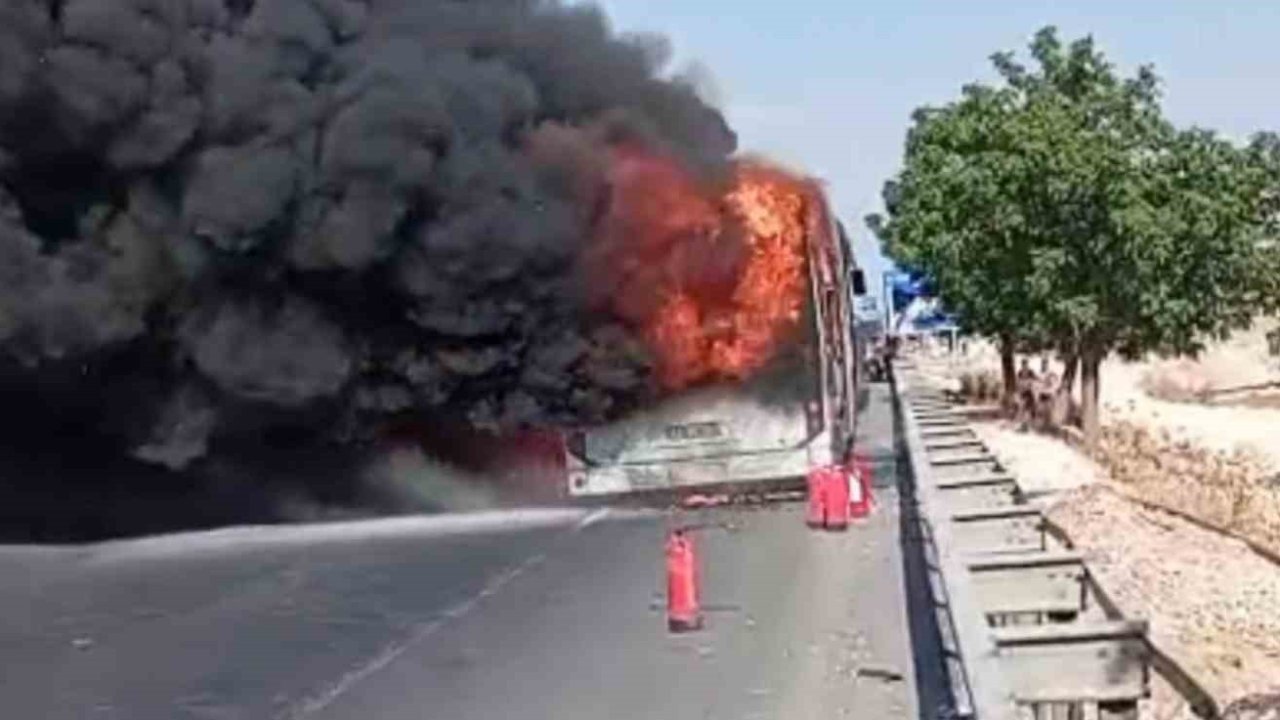 Şanlıurfa’da şehir içi yolcu otobüsü alev alev yandı