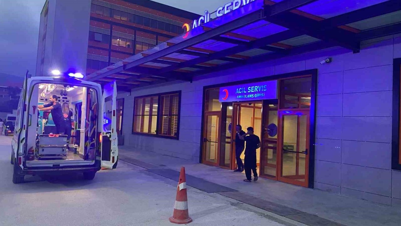 İnek sağarken elektrik akımına kapılan 3 kişi yaralandı