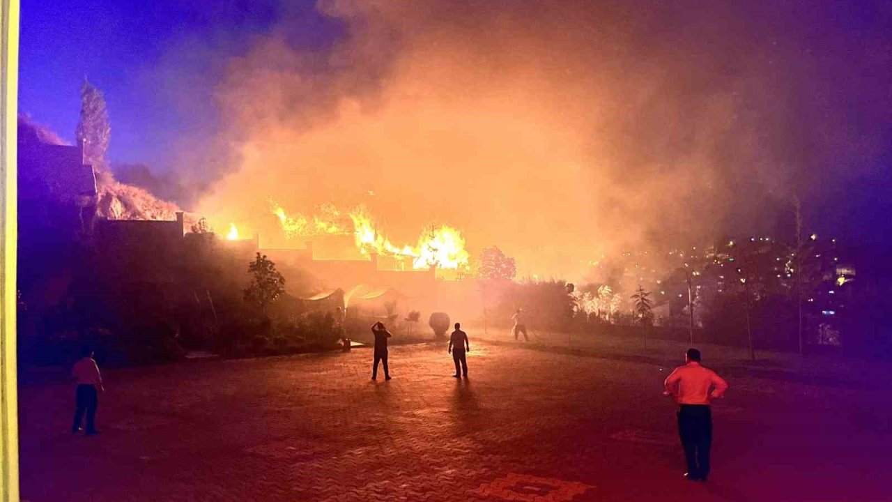 Tosya’da alevlere teslim olan 3 ev kullanılmaz hale geldi