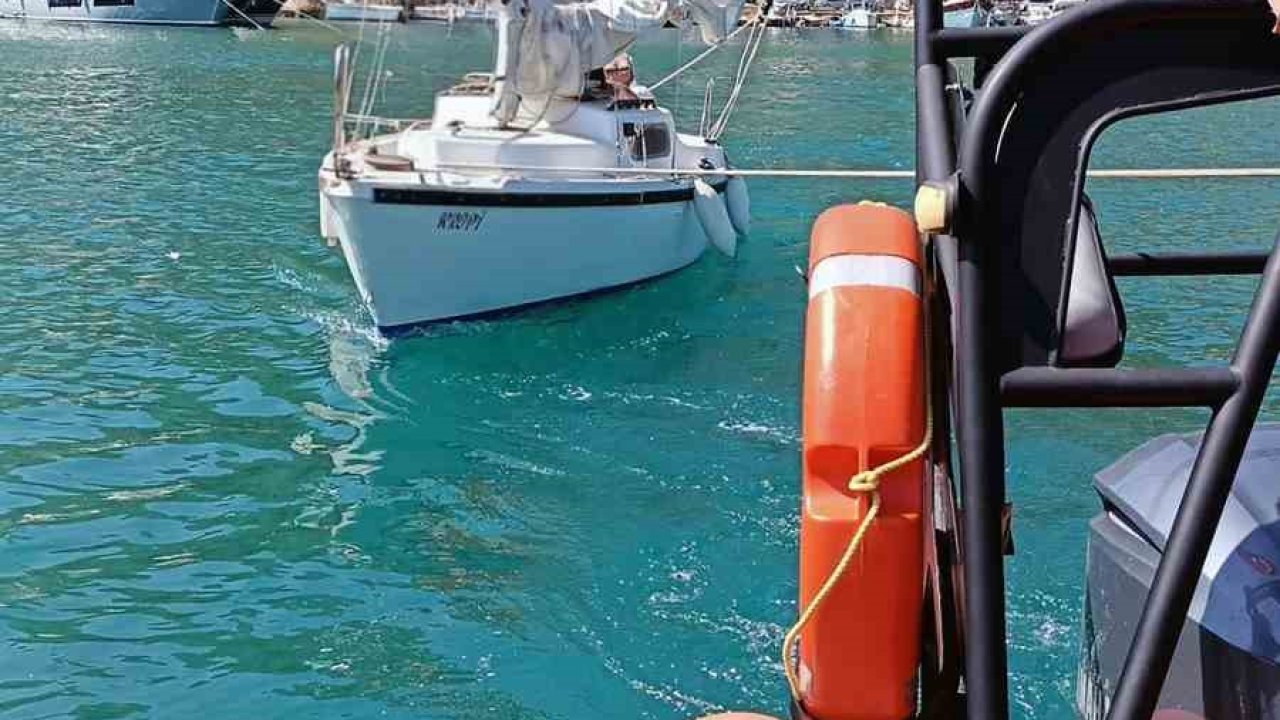 Motor arızası yapan ve sürüklenen yelkenli tekne kurtarıldı