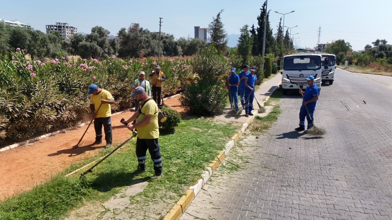 Büyükşehir ekipleri Nazilli’de temizlik ve peyzaj çalışması gerçekleştirdi