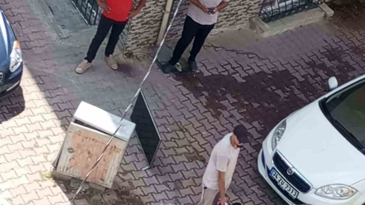 Esenyurt’ta televizyon çalan şahsı kovaladı yakalayıp polise teslim etti