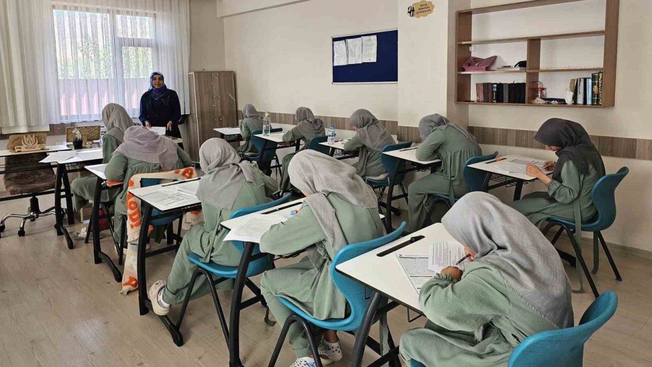 Erzincan’da Kur’an Kursu öğrencilerine yönelik dini bilgiler ve tecvid sınavı yapıldı