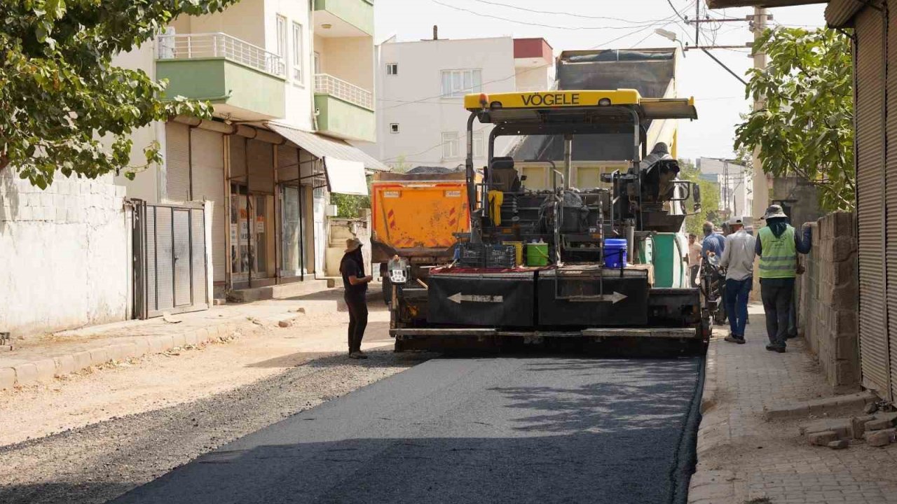 Kahta’da sıcak asfalt çalışmalarıyla yollar yenileniyor