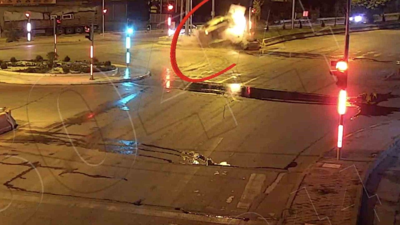 Kırıkkale’deki trafik kazaları kamerada: Kaza yapan otomobil yandı