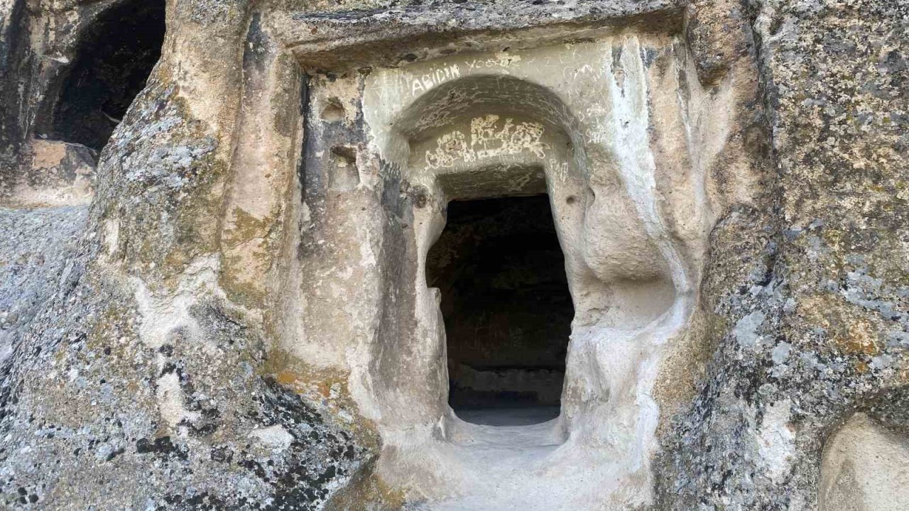 Tarihi bölgenin duvarlarına isim kazınması tepki çekti
