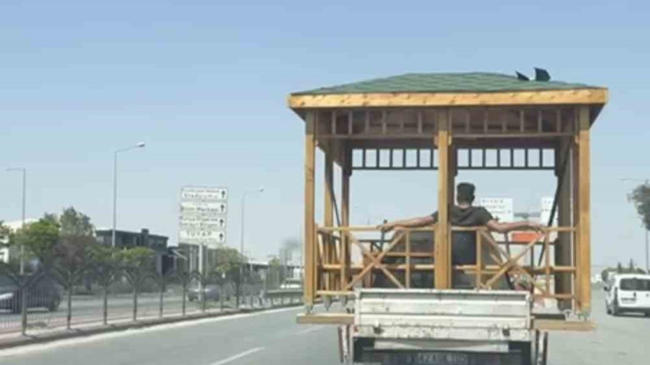 Kamyonet kasasında kamelya keyfi