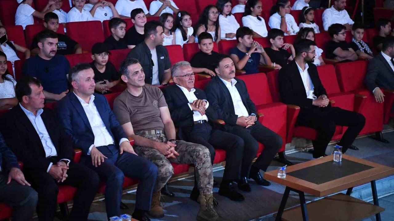 Vali Çiçek ve Başkan Büyükkılıç, çocukların heyecanına ortak oldu