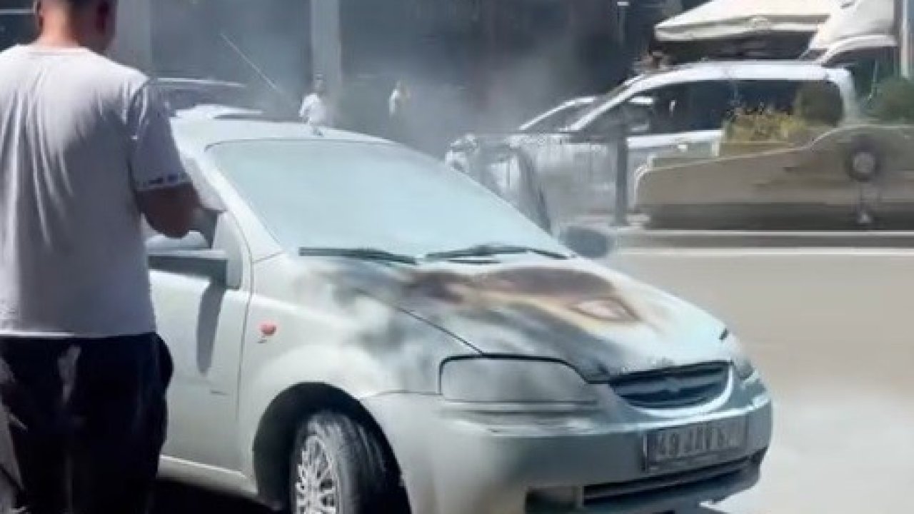 Motor kısmı alev alan otomobil, vatandaşların hızlı müdahalesi ile söndürüldü