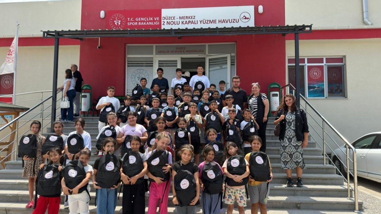 Çocuklara yüzme eğitimi