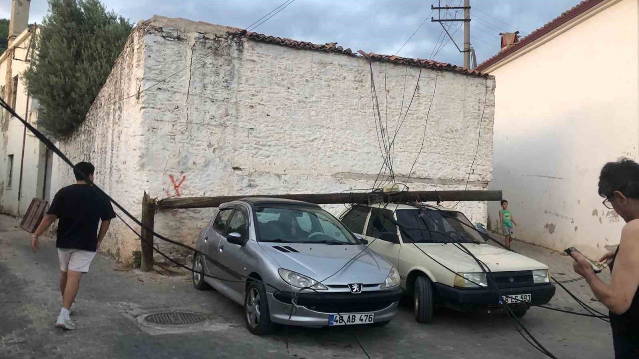 Ahşap direk araçların üzerine devrildi