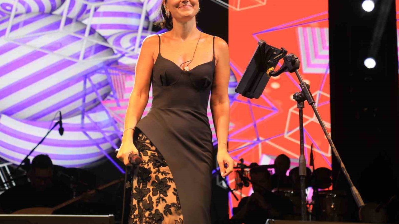 Ünlü sanatçı Sevcan Orhan Bitlislileri coşturdu