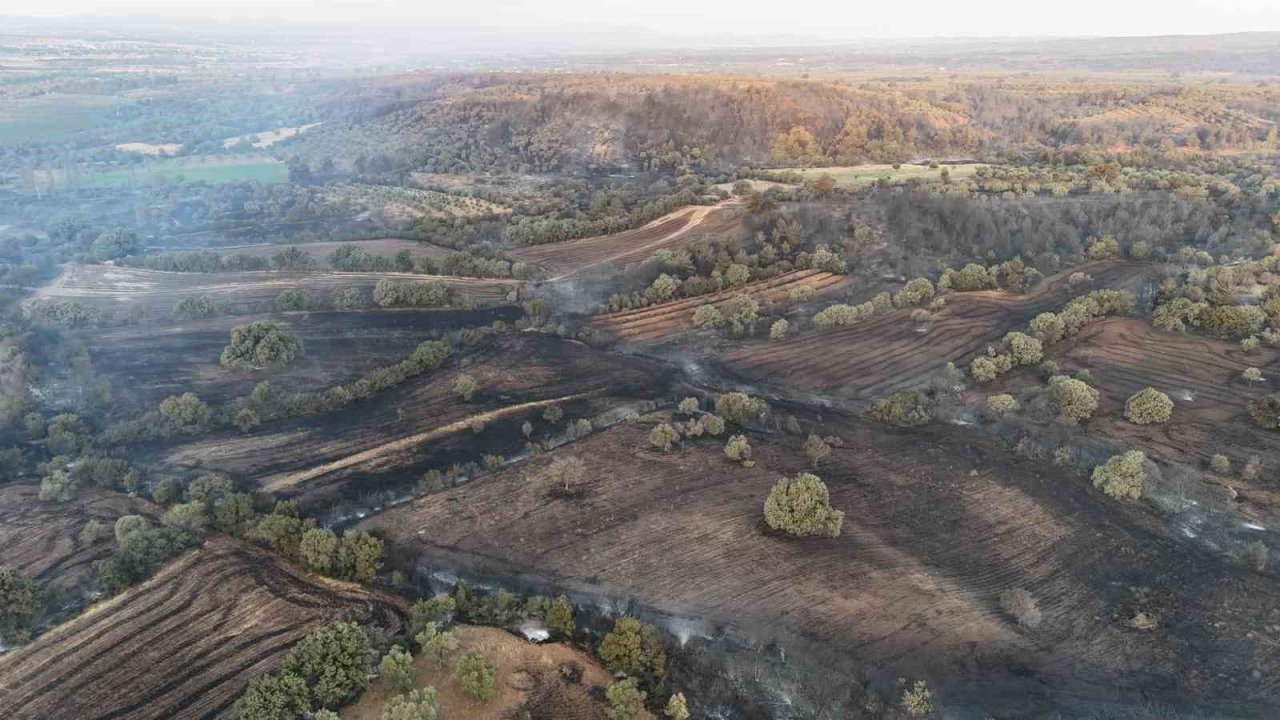 Boşaltıldıktan sonra alevlere teslim olan köy böyle görüntülendi