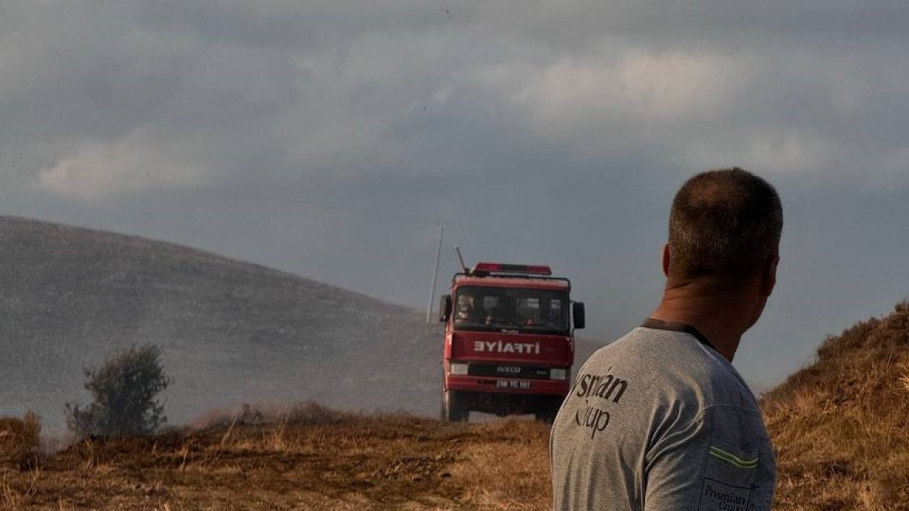 Paşalimanı Adası’nda sabah saatlerinde başlayan yangın rüzgarın etkisi ile yayıldı