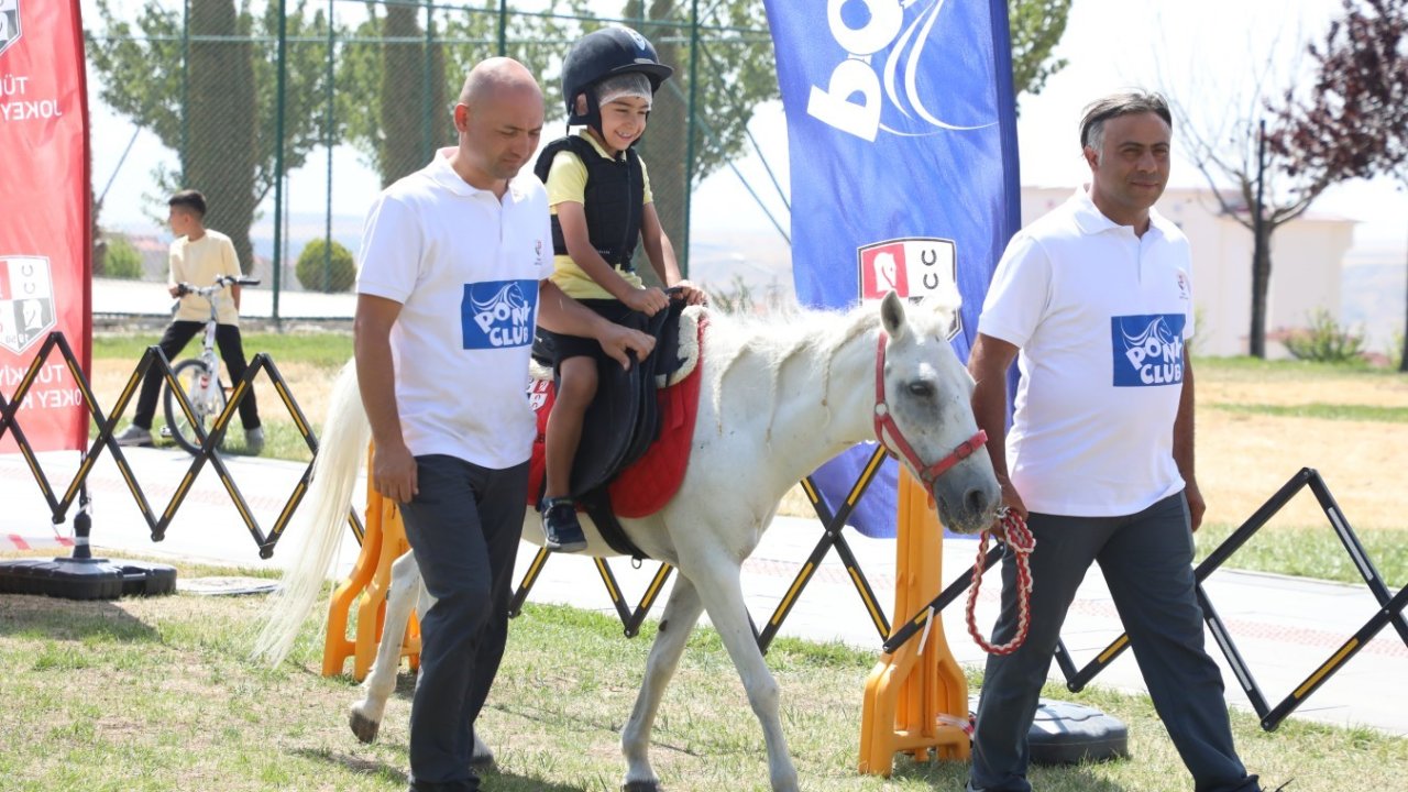 Yozgat’ta minikler at binmenin heyecanını yaşadı