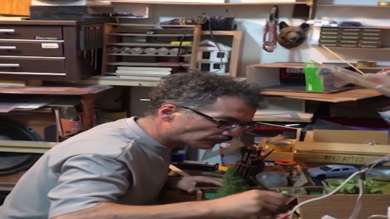 Atık tahtaları maketten eserlere dönüştürüyor