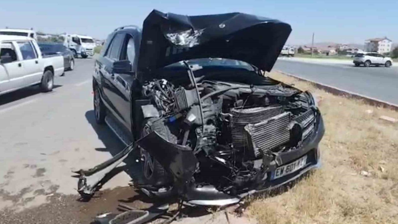 Aksaray’da 3 araç çarpıştı, 2’si çocuk 5 yaralı