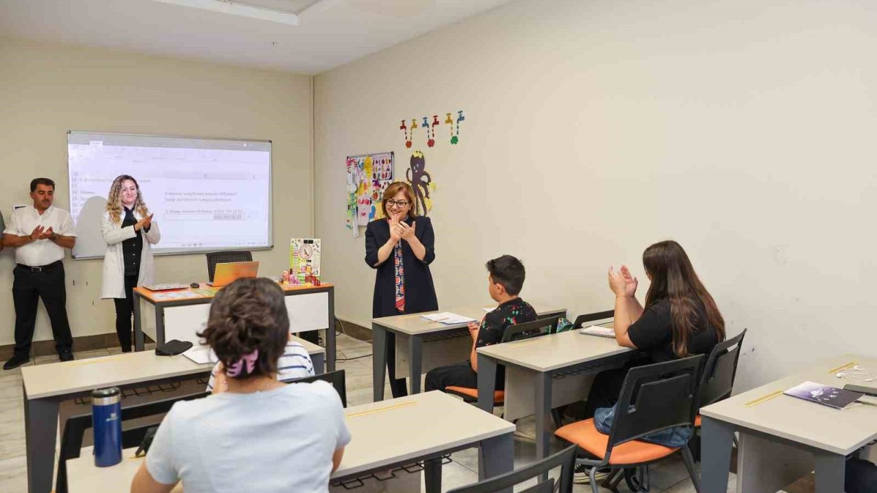 Şahin, GASMEK’te eğitim alan öğrencilerin yeteneklerini ilgiyle izledi