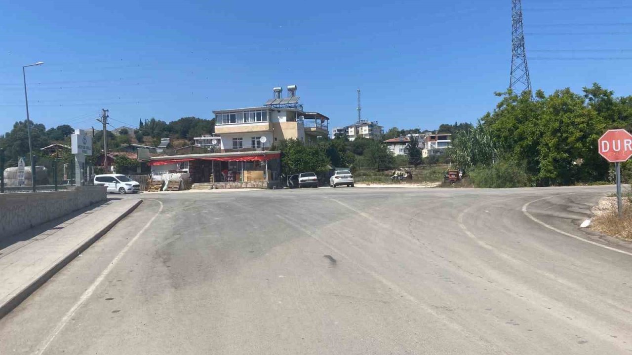 El frenini çekmeyi unutup arkasından koştuğu otomobil park duvarına çarparak durabildi