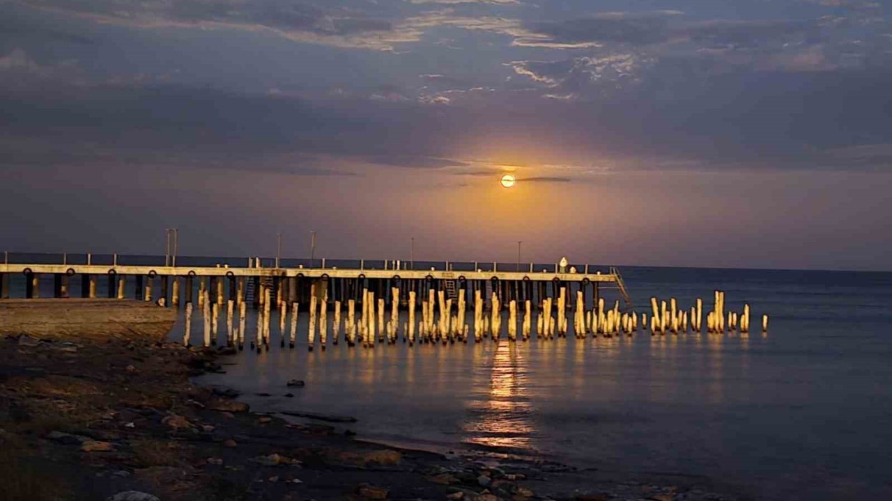 Gökyüzünde dolunay, Van Gölü’nde yakamoz