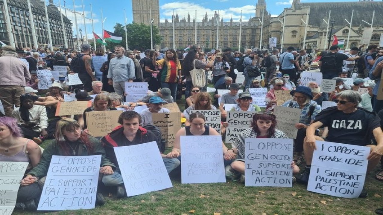 İngiltere’deki Filistin’e destek gösterilerine katılan 466 kişi gözaltına alındı