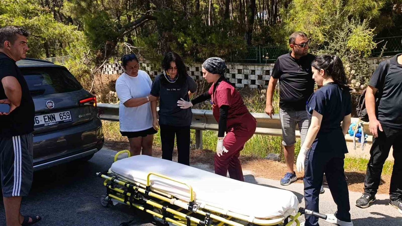 Motosikletle otomobil çarpıştı: 2 yaralı