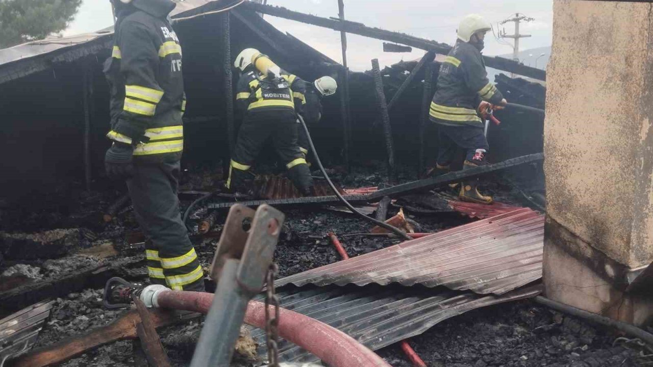 Erzincan’da iki katlı evin çatısı yandı