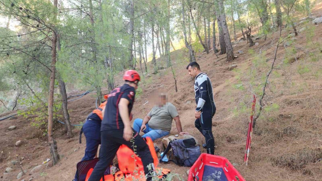 Ormanda ayağı kırılan vatandaşı itfaiye ekipleri kurtardı