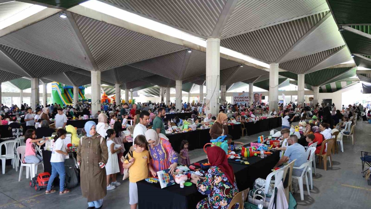 Çocuklar Genç KOMEK  2. El Oyuncak Pazarı ile farkındalık kazanıyor