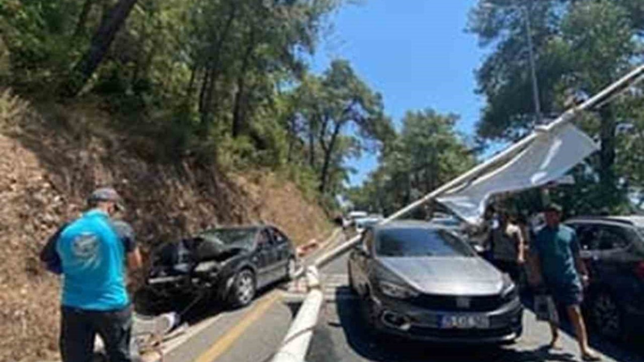 Akyaka’da freni patlayan araç aydınlatma direğine çarptı