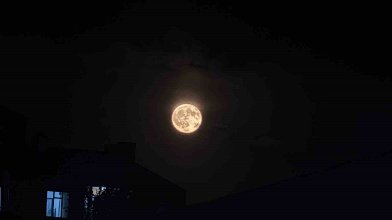 Patnos’ta "Süper Ay" Gökyüzünü Aydınlattı