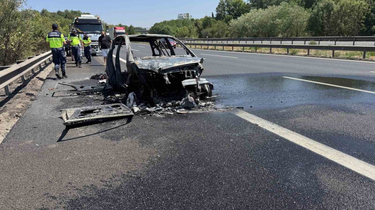 Otoyolda yabancı plakalı otomobil alev alev yandı, geriye demir yığınları kaldı