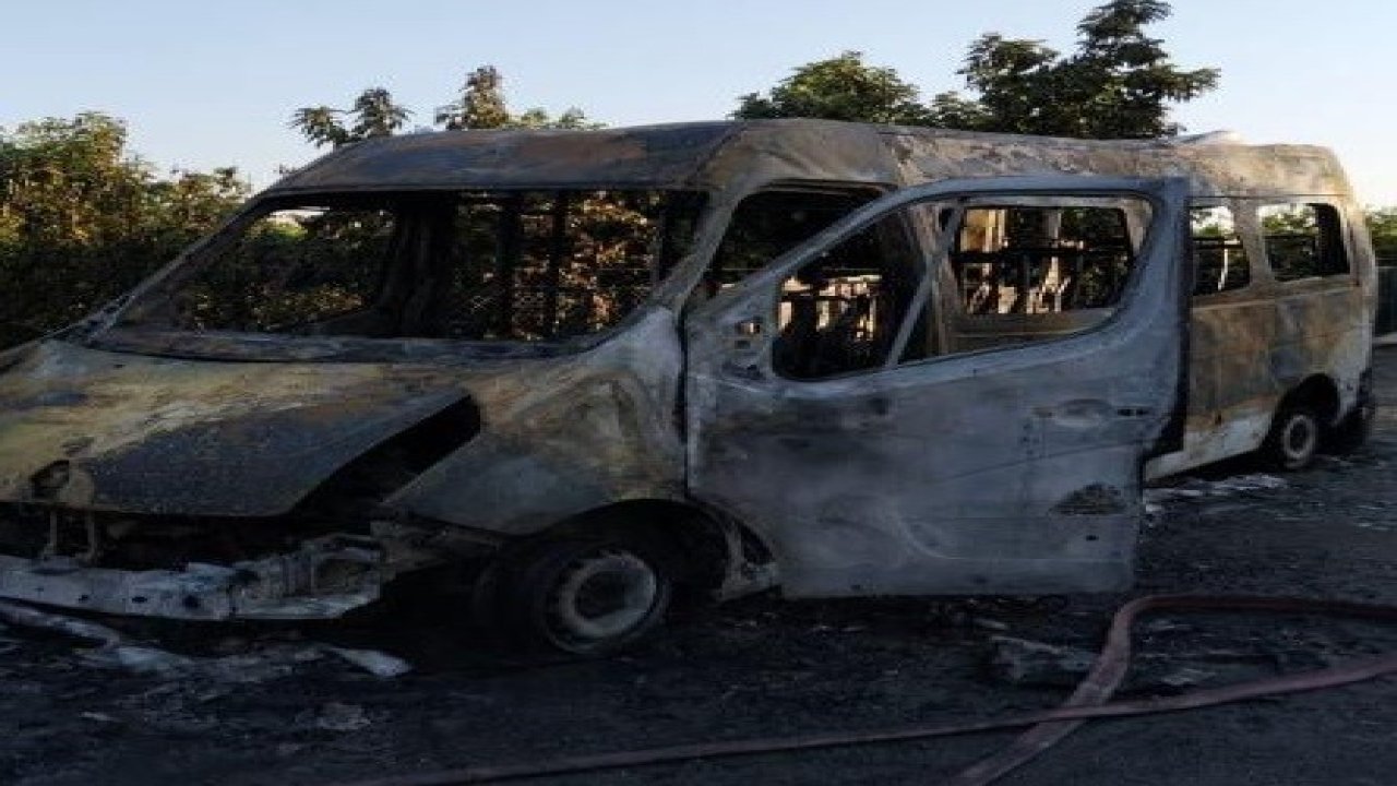 Yanan minibüs kullanılamaz hale geldi