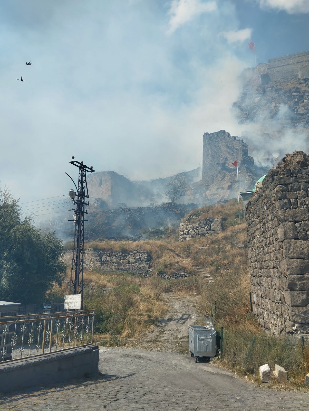 Kars Kalesi eteklerinde yangın çıktı